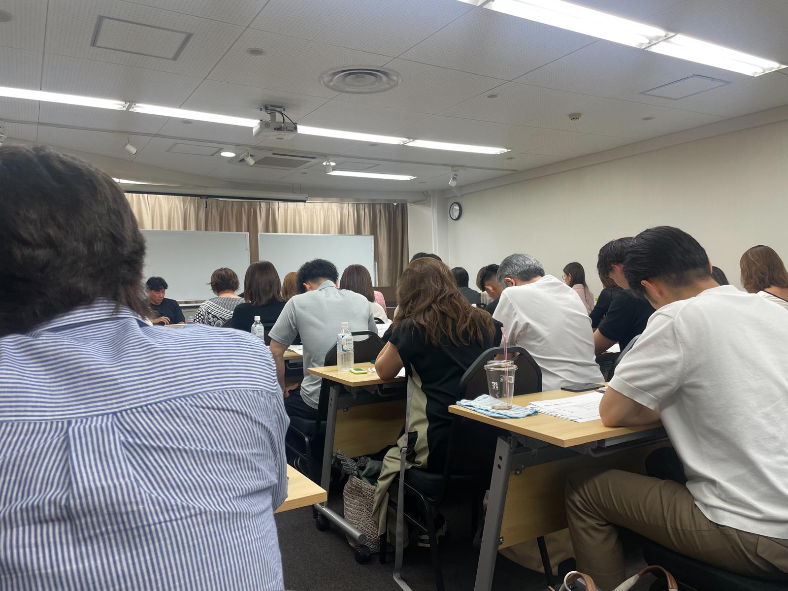 ノートを取りながら学ぶ受講生たち